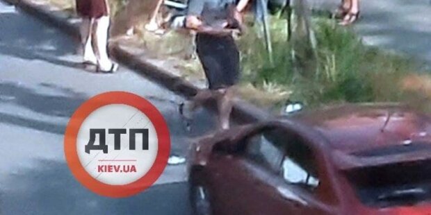 У Дніпровському районі машина збила жінку з коляскою