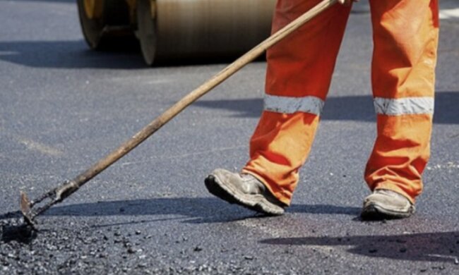 На перекритій через аварію вулиці Києва частково відновили рух однією смугою