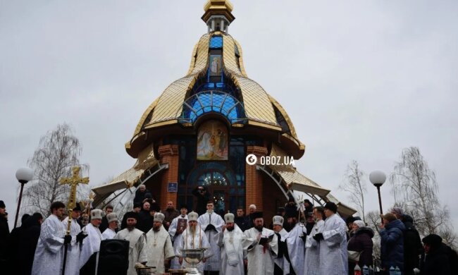 Предстоятель ПЦУ митрополит Епіфаній провів службу біля Каплиці Хрещення Господнього та освятив воду у Дніпрі