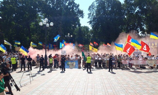 Якщо не почують, запалимо по всій країні: під Радою склали багаття і палять фаєри (відео)