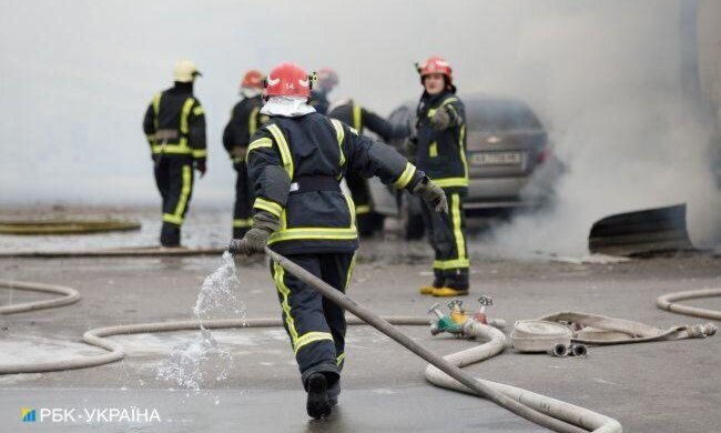 Під час гасіння пожежі в Києві вогнеборці врятували двох людей