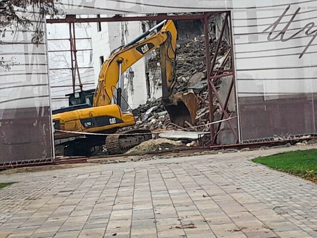 Рашисти поновили розбір завалів маріупольського драмтеатру, – Андрющенко
