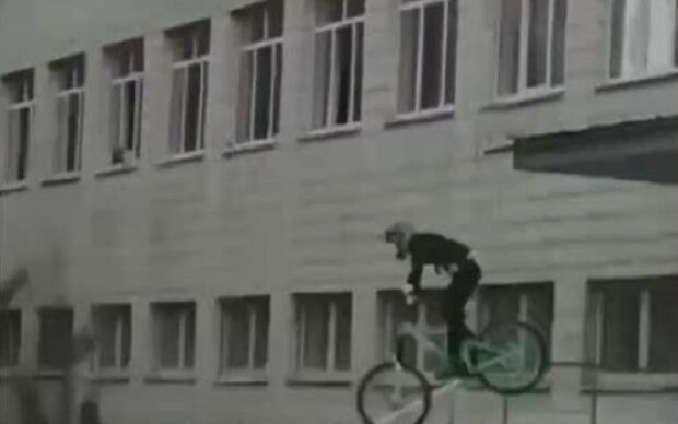 У Києві підліток зістрибнув на велосипеді з даху ґанку школи (відео)