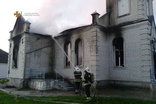 Пожежа на Київщині: вогонь повністю знищив церкву всередині (відео)