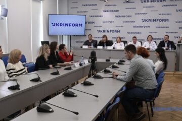 Колектив Київського пологового будинку №2 виступив на підтримку звільненого директора Сальнікова