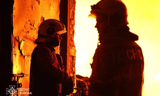 Після удару балістикою по Києву: у Дарницькому районі ліквідували масштабну пожежу