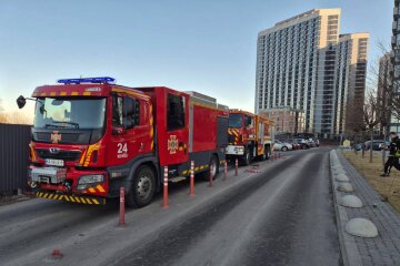 Вогонь у підземному паркінгу Києва: на Осокорках вщент згоріла автівка