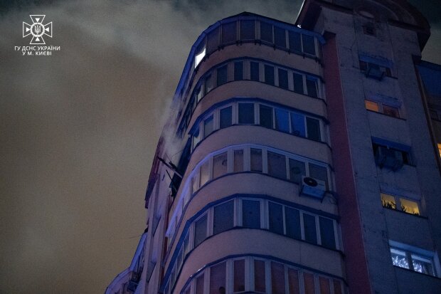 У Києві під час пожежі в багатоповерхівці з 14 поверху вистрибнув та загинув чоловік