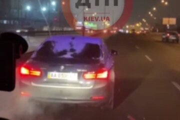 У Києві водій навмисно заблокував карету швидкої з важким хворим (відео)