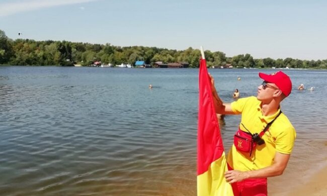 Зелені – тільки на трьох: київські пляжі знов вивісили червоні прапори