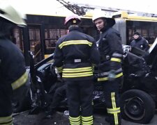 Розтрощена зупинка та загиблий водій: на Перова сталась страшна ДТП (відео)