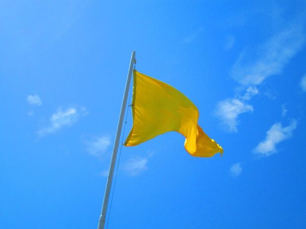 Всі пляжі Києва підняли жовті прапори: купатись не рекомендовано