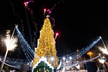 В Києві засвітили вогні на головній ялинці країни (відео)