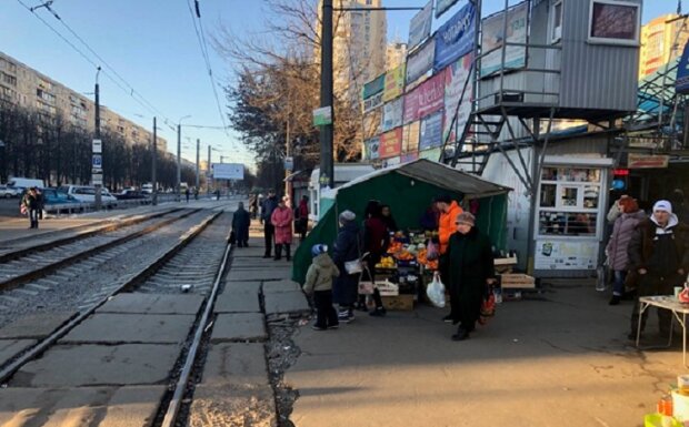 Бізнес на Борщагівці: за торгівлю на трамвайних коліях покарали торгашів