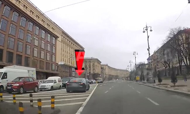 Поліція отшрафувала водія автомобіля Tesla, що припаркувався на "острівці" прямо на Хрещатику