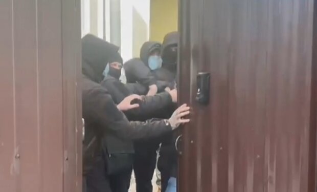 У Києві СБУ проводить обшуки в готелі, де зупиняються іноземці, щоб скористатись послугами сурогатних матерів