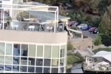 В Києві підлітки влаштували смертельний атракціон на даху ресторану (відео)