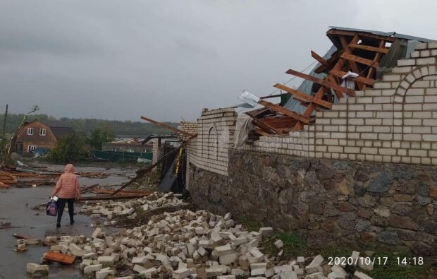 Кропивницьким промчав потужний торнадо, пошкоджено сотні осель (відео)