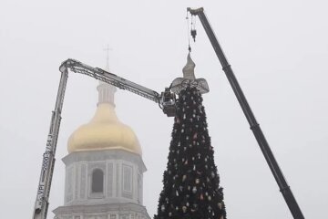Головна ялинка України вже без капелюха, але ще без зірки
