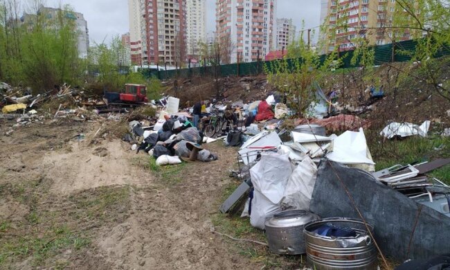 На Позняках комунальники знесли сміттєвий табір безхатченків