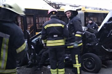 Розтрощена зупинка та загиблий водій: на Перова сталась страшна ДТП (відео)