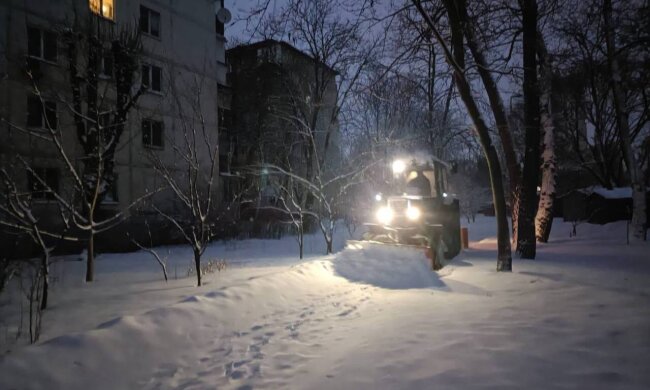 Понад 350 спецмашин та тисячі комунальників розчищають Київ