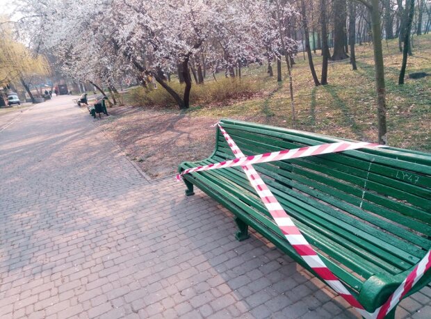 Лави в київських парках закрили попереджувальними стрічками (фото)