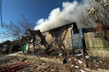 Окупанти зранку обстріляли Херсон: потрапили в зупинку транспорту, троє загиблих