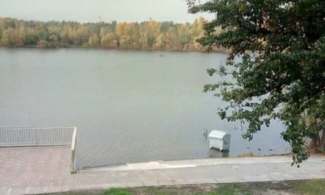 У Києві вандали викинули контейнери зі сміттям у Дніпро (фото)