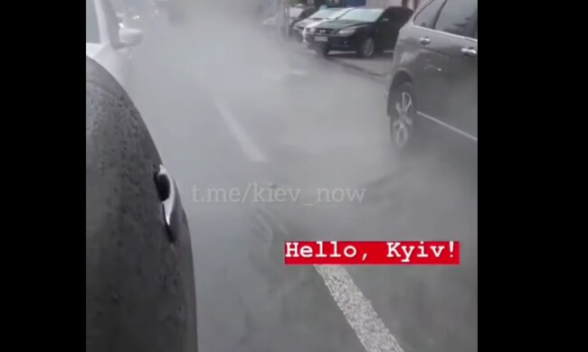 В центрі Києва вибухнула труба з гарячою водою (відео)