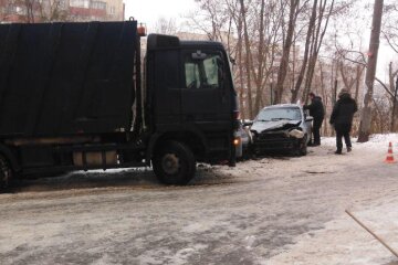 У Києві сміттєвоз протаранив десять автомобілів