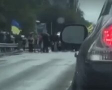 В Києві міст Метро перекрили протестувальники, рух заблоковано (відео)
