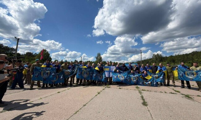 Звільнені з полону військові отримуватимуть по 50 тисяч гривень щомісяця: хто має право на виплату