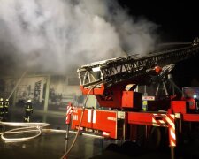 Вночі під Києвом сталась масштабна пожежа в магазині меблів (відео)