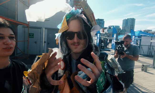 MacPaw створила лякаючий відеоролик про сміття на вулицях Києва