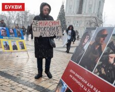 У Києві родини військовополонених вийшли на Софіївську площу, аби нагадати про полонених захисників Маріуполя