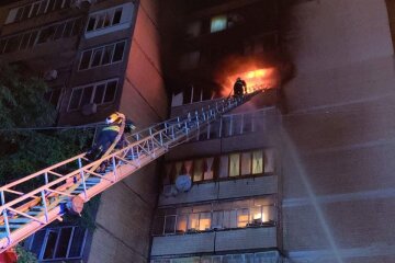 Через пожежу в багатоповерхівці на Закревського вночі евакуювали людей (відео)