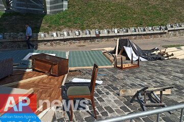 Після сутичок в центрі Києва демонтували “радянські” інсталяції до Дня незалежності