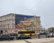 “Україна єдина”: у центрі Києва вивісили прапори на честь Дня єднання