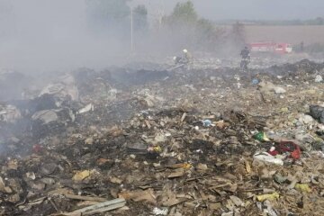 На Київщині горить несанкціоноване сміттєзвалище
