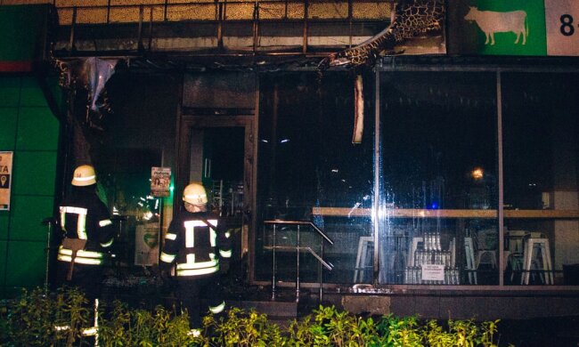 Вночі в Києві невідомі підпалили декілька магазинів