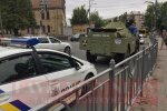 В центрі Києва заблокували бронемашину, яка їхала на акцію протесту
