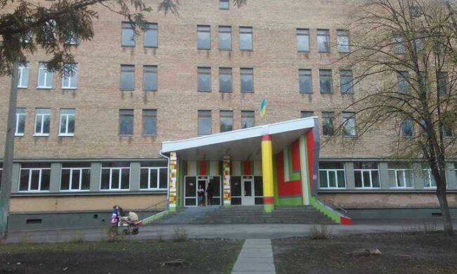 У Києві учень 4 класу приніс на уроки отруйну речовину: всім стало зле