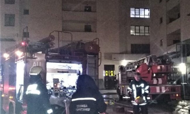 На Печерську гасили пожежу у багатоповерхівці