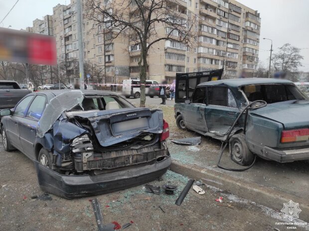 У столиці нетверезий водій "ВАЗ" на "лисій" гумі в'їхав у припарковане авто — двох постраждалих забрала швидка