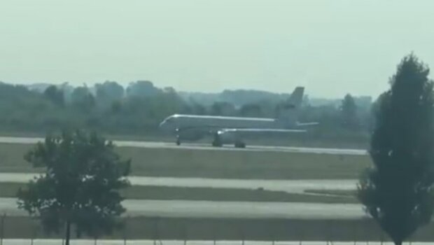 Літак зі звільненими українцями сів у “Борисполі”. Зеленський зустрічає НАЖИВО
