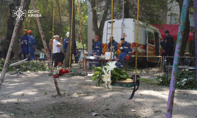 У Києві - День жалоби. Кількість загиблих внаслідок удару по столиці зросла до 24 осіб