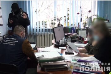В Києві перекрили канал незаконної легалізації іноземців, організований у ДМС