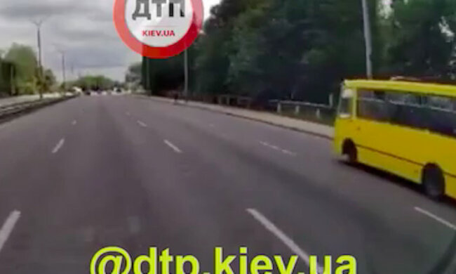 У Києві на Заболотного чоловік кинувся під маршрутку (відео)
