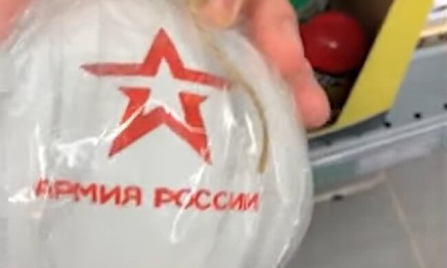 Київський супермаркет викритий у продажу ялинкових кульок з символікою російської армії (відео)